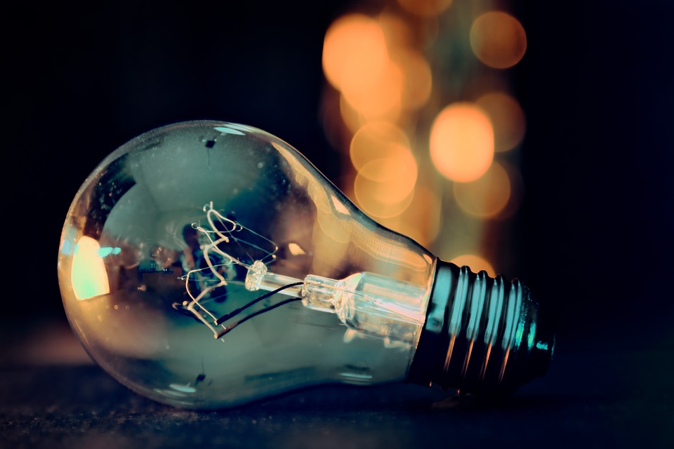 Energia dla firm wstrzymała sprzedaż prądu. Co z klientami? 