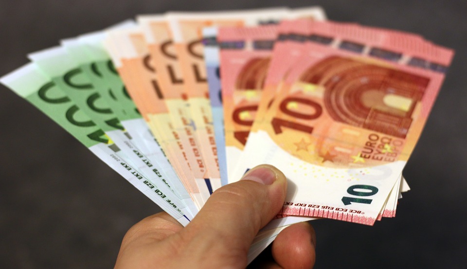Średnia cena prądu w UE w dół, w Polsce w górę
