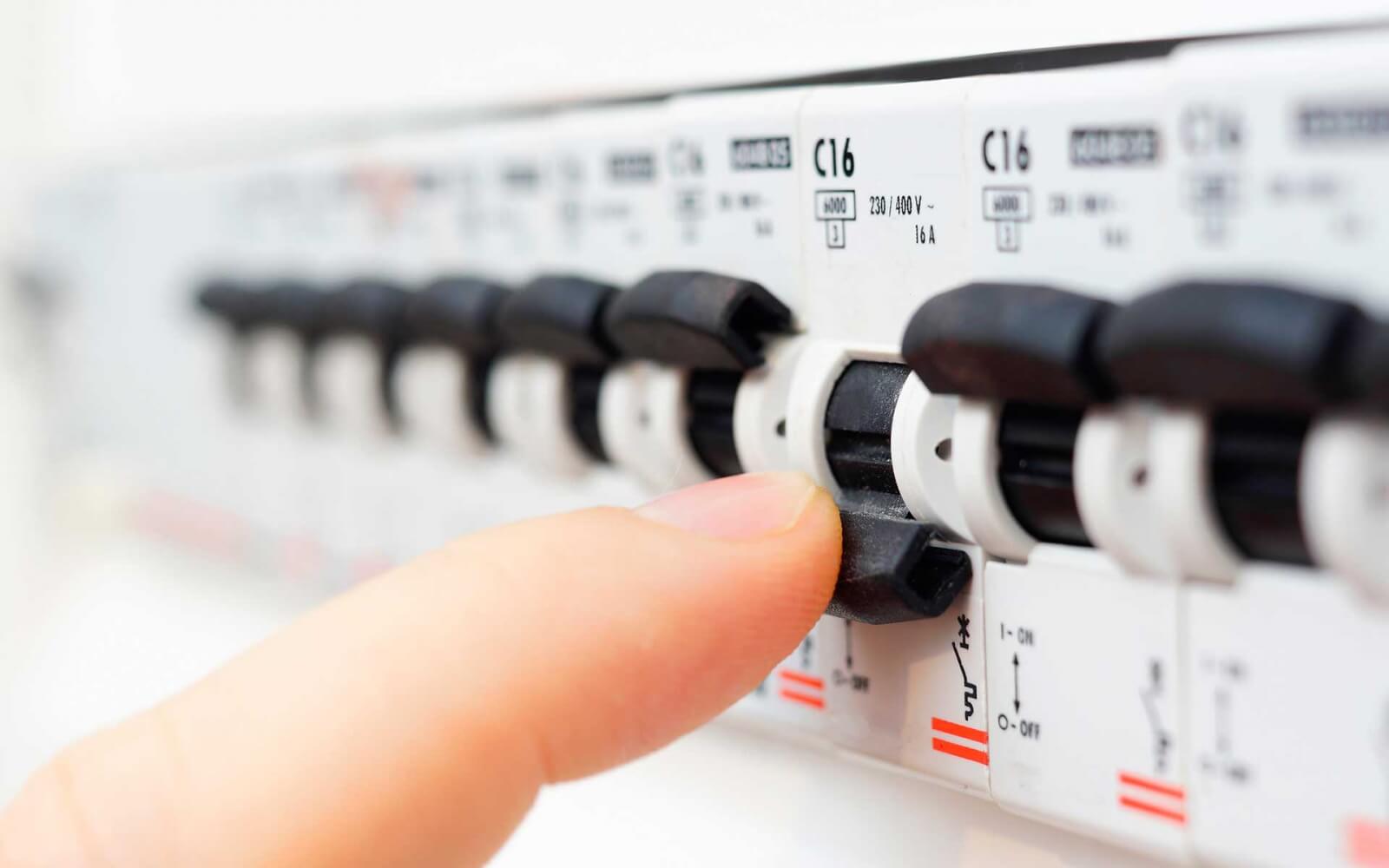 Jak dobrać bezpieczniki elektryczne do obciążenia?